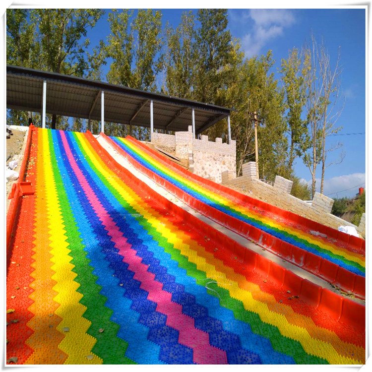 購(gòu)買無(wú)動(dòng)力游樂(lè)設(shè)備要注意些什么