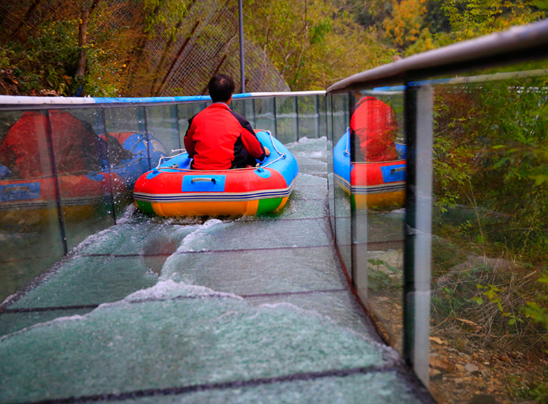 景區(qū)網(wǎng)紅打卡玻璃水滑道選擇拼裝滑道優(yōu)勢特點是什么？