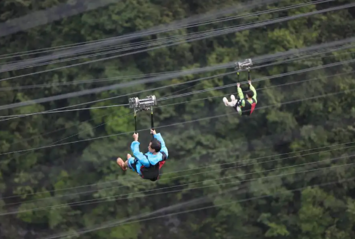 高空滑索的安全裝備有哪些？玩高空滑索時應(yīng)當(dāng)注意些什么？